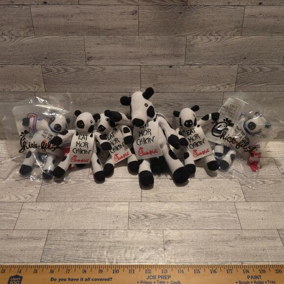 Chick-Fil-A Other - CHICK-FIL-A 2006 SUPER BOWL PLUSH EAT MORE CHICKEN PLUSH LOT OF 6